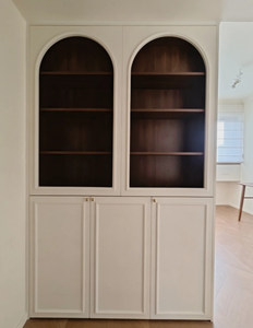 <span class=keywords><strong>Armadio</strong></span> Bianco Crema per Soffitta con Vetrina ad Arco in Stile Francese e Maniglie Dorate per Ristrutturazione Casa - Product Image 3