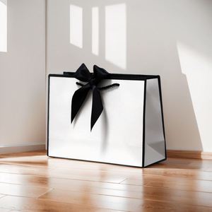 Sac en papier kraft laminé personnalisé de luxe avec estampage à chaud et gaufrage, écologique, avec cordon de suspension pour badge de marque, sac cadeau tendance - Product Image 3