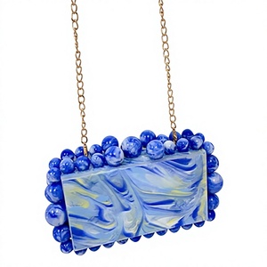 Pochette rectangulaire en résine bleue perlée avec chaîne pour soirée - Product Image 1