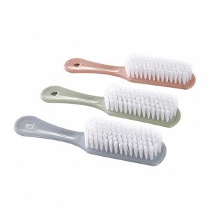 Brosse à chaussures en plastique avec poils blancs, couleurs bleu menthe et pêche, pour le nettoyage, design durable - Product Image 4