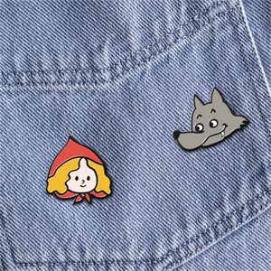 Personnalisé créatif <span class=keywords><strong>et</strong></span> mignon <span class=keywords><strong>petit</strong></span> <span class=keywords><strong>chaperon</strong></span> <span class=keywords><strong>rouge</strong></span> <span class=keywords><strong>et</strong></span> <span class=keywords><strong>le</strong></span> <span class=keywords><strong>loup</strong></span> ensemble noir nickelé en alliage de zinc émail dur broches cadeau broche - Product Image 4