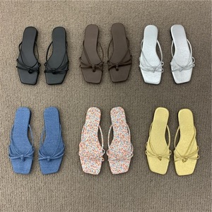 รองเท้าแตะส้นหนาหัวเหลี่ยมหนังแท้สีทองมีสไตล์พร้อมสายรัดไขว้ - Product Image 2