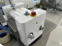 Machine à broyer à trois rouleaux en acier inoxydable de haute précision avec moteur et engrenage pour la fabrication de cosmétiques, de peintures, d'onguents et de produits alimentaires
