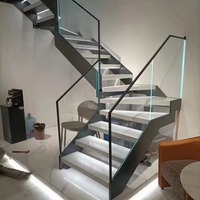 Escalier moderne et transparent avec garde-corps en verre, marches en bois et panneaux latéraux en forme de L
