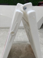 Bannières en X en plastique réglables, durables, économiques, personnalisables et de haute qualité pour affichage publicitaire, résistantes au vent