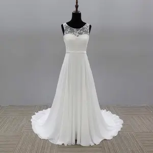 Splendido abito da sposa in tulle color oro a forma di v senza spalline in pizzo e raso