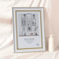 Vente en gros de meubles modernes sculptés de luxe en stock cadres photo blancs en MDF en bois doré pour photos moulures en bois
