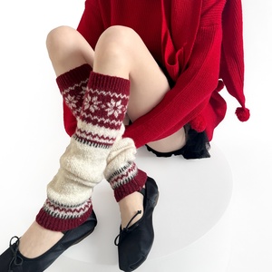 Calze Sovrapposte Rosse Autunno Inverno Anno del Maiale, Design Retrò Bordeaux con Bottoni, Calze a Maglia a Metà Polpaccio, Atmosfera Natalizia - Product Image 4