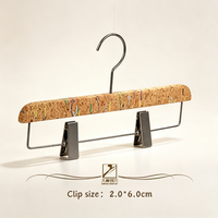 Conçu en cuir enduit d'huile avec un clip et un cintre en bois massif