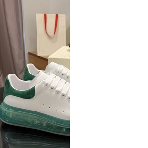 Zapatillas Deportivas de Lujo con Amortiguación de Aire en el Talón, Color Blanco con Detalles Rojos/Verdes, Suela Transparente, para Hombre y Mujer - Product Image 1