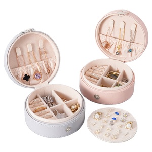 Boîte à bijoux portable en cuir, forme ronde, boîte de rangement pour bijoux, boîte organisatrice de bijoux personnalisée - Product Image 1
