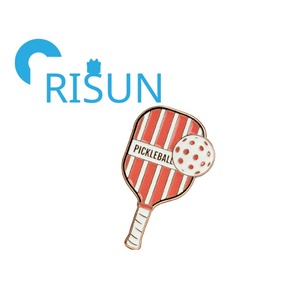 En gros, Broche émaillée de pickleball côtier avec logo personnalisé, mignonne, en métal émaillé, motif raquette de pickleball, épinglette de revers et badge pour sac à dos - Product Image 2