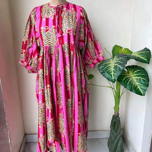 Robe midi bohème à imprimé tigre 100% coton, impression numérique écologique, col profond avec fermeture à cordon - Product Image 1