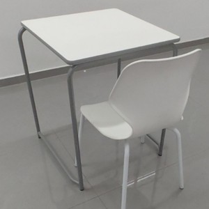 Bureau d'étudiant, table carrée 60x60x75,5 cm, plateau en plastique, mobilier scolaire durable, design minimaliste - Product Image 1