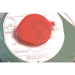 Vanne solénoïde à gaz Asco Power Technologies 8215B70 1-1/2 pouces normalement fermée avec raccord à bride en aluminium - Product Image 2