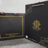 Sac de shopping en papier kraft recyclé noir mat de luxe personnalisé avec logo en feuille d'or et poignée en corde de coton pour l'emballage de vêtements