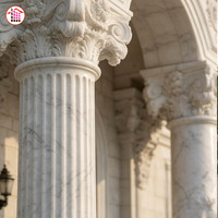 Colonnes en marbre sculptées sur mesure avec statues - Piliers en pierre ornés pour portique de villa de luxe et entrée de villa