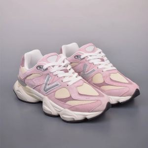 Nouvelle Collection 2026 : Chaussures Décontractées Femme Style Rétro Tendance, Personnalisables, en Daim 9060, Légères, Confortables et Amortissantes, Idéales Toutes Saisons pour la Marche - Product Image 1