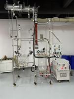 Réacteur de distillation en verre à l'échelle pilote 50L avec pompe à vide et refroidisseur pour un traitement chimique efficace