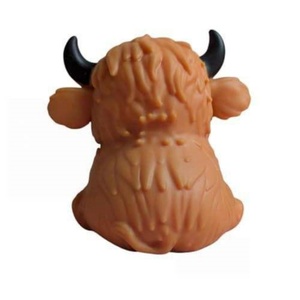 Juguetes al por mayor de vaca Highland gigante de plástico y silicona, rellenos de harina, blandos, divertidos, de recuperación lenta, para ejercitar la mano y aliviar el estrés - Product Image 2