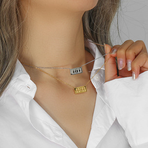 Collier pendentif carré uni plaqué or 18 carats PVD étanche, motif Double Eleven 11:11, vente en gros R.GEM. Bijoux - Product Image 2