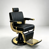 Fauteuil de barbier moderne de luxe noir et or, cuir côtelé géométrique vertical et structure dorée haute brillance.