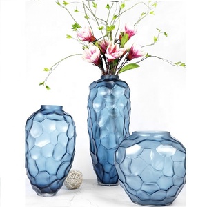 Grand vase décoratif texturé bleu pour salon, entrée, décoration intérieure - Product Image 1