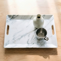 Plateau de service rectangulaire moderne en marbre blanc de Carrare avec poignées pour tables basses et intérieurs de luxe.