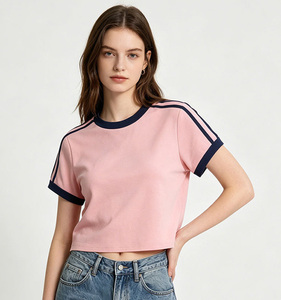 เสื้อยืดครอป Y2K ผ้าโพลีเอสเตอร์ 95.1% สแปนเด็กซ์ 4.9% ลายทางตัดกันสไตล์สาวแซ่บ แขนสั้น ทรงเข้ารูป สำหรับผู้หญิง พร้อมโลโก้แบบกำหนดเอง - Product Image 2