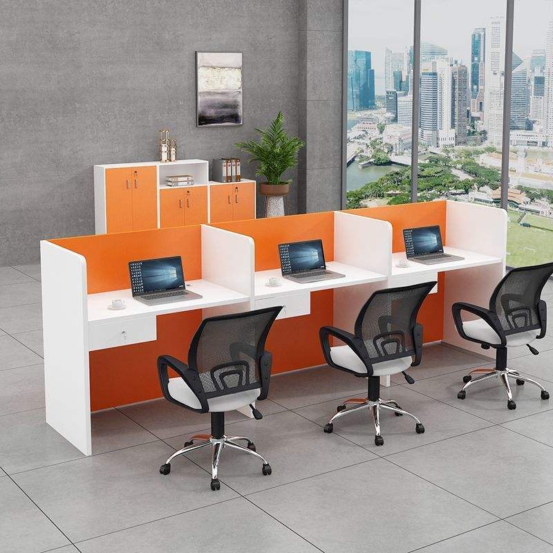 Tres personas seguidas