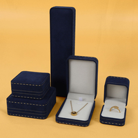 Boîte à bijoux en cuir bleu et velours noir sur mesure de luxe SIFOO pour boucles d'oreilles, pendentifs, bracelets et bagues.