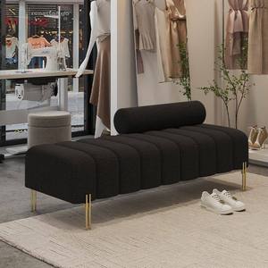 Tabouret long en velours de luxe style nordique, design touches de piano, avec pieds en métal, fait main et personnalisable, pour salon, chambre, salon de manucure, espace chaussures - Product Image 3