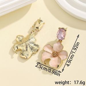 ต่างหูทรงเรขาคณิตประดับมุกธรรมชาติเคลือบสีชมพูพรีเมียม ชุบทอง 18K สไตล์เรโทร แฟชั่นเฉพาะกลุ่ม ของขวัญสำหรับทุกเพศ - Product Image 2