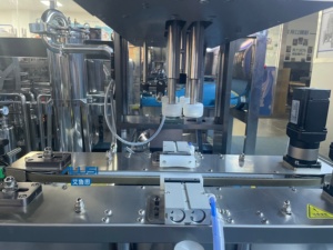 Machine automatique de vissage de bouchons pour ligne de production de remplissage de cosmétiques, shampooings et lotions - Product Image 2