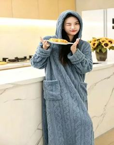 Accappatoio Invernale <span class=keywords><strong>da</strong></span> Donna in Peluche con Cappuccio, Lungo e Oversize, Vestaglia Morbida con Tasche, Abbigliamento Comodo per <span class=keywords><strong>Casa</strong></span> e Notte - Product Image 3