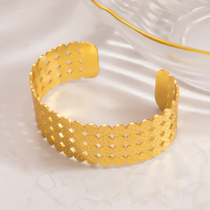 กำไลข้อมือแฟชั่นสำหรับทุกเพศทำจากสแตนเลสชุบทอง18K ลายเรขาคณิต - Product Image 1