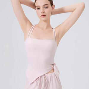 Top corto deportivo transpirable para mujer con doble tirante fino, espalda cruzada, ajuste ceñido, ideal para yoga, pilates y gimnasio. - Product Image 2