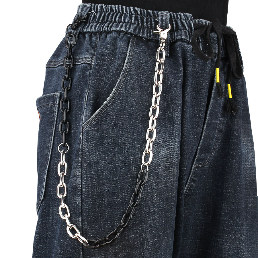 โซ่กางเกงสี่ส่วนลายปะสีขาวดำ