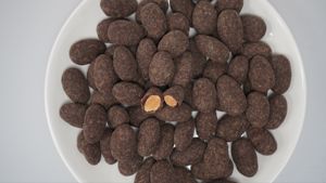 Chocolat noir enrobé de matcha et <span class=keywords><strong>d</strong></span>'amandes en gros, certifié Halal, emballage personnalisé, en-cas de fèves enrobées de chocolat, <span class=keywords><strong>prix</strong></span> de gros - Product Image 2