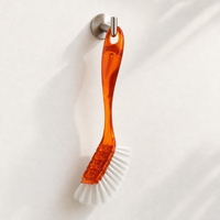 Brosse de nettoyage translucide orange à long manche avec poils blancs denses, poignée ergonomique et trou de suspension pour le nettoyage de la salle de bain