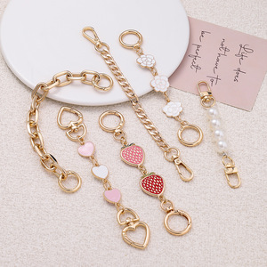 Kit de accesorios de joyería DIY con dijes de cadena de aleación, corazón, fresa y flor, para llavero y bolso, ideal para regalo - Product Image 1