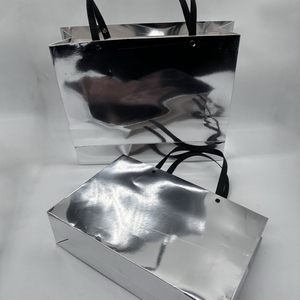Sac en papier argenté avec logo personnalisé pour vêtements, sacs en papier métallisé brillant, emballage cadeau de luxe pour le shopping - Product Image 4
