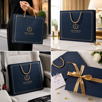 Sacs en papier kraft écologiques haut de gamme pour vêtements de boutique, avec impression flexographique, gaufrage et dorure à chaud UV
