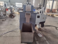 Extrudeuse de granulation produisant des granulés de couleur uniforme, sans matière non plastifiée ni éclats blancs.