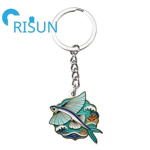 Porte-clés en métal en gros, motif poisson volant mignon de dessin animé, cadeau pour les amoureux des poissons, porte-clés personnalisé arc-en-ciel, animaux marins, vie marine, FishKeychain - Product Image 2
