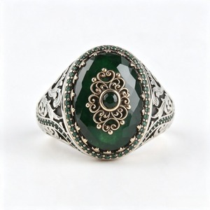 Anello da Uomo Stile Vintage con Accento Verde, Design Classico - Product Image 1