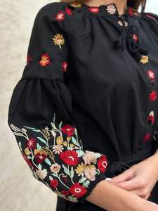 Robe brodée Ukraine noire Vishivanka faite à la main avec ornement traditionnel Chemisier et robe folklorique pour femmes d'Ukraine - Product Image 6