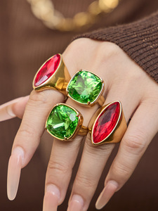 Anillo de Acero Inoxidable 316 de Lujo Ligero con Piedras de Vidrio en Contraste Rojo y <span class=keywords><strong>Verde</strong></span>, Chapado en Oro de 18K, Retención de Color, Diseño Único y Exclusivo - Product Image 2