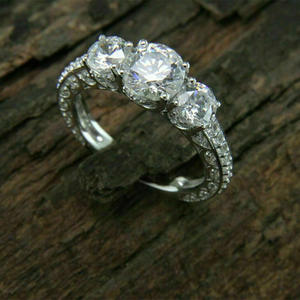 Anello di Fidanzamento F991 per Donna in Oro Bianco con Diamante Taglio Brillante Rotondo Colore D Naturale e Pietre Laterali - Product Image 2