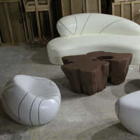 Ensemble de canapé, table basse et chaises courbes modernes Y372 en fibre de verre, écologique, résistant aux UV et aux intempéries, pour usage commercial extérieur, hôtel, école